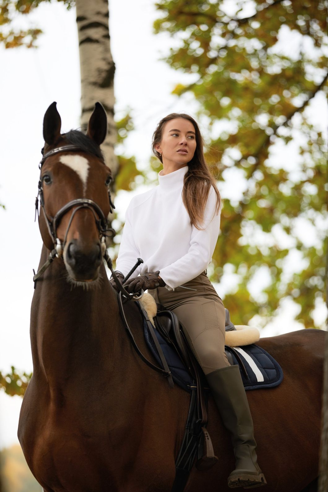 woman-equestrian-on-horseback-in-rural-setting-2026-03-17-00-02-51-utc.jpg
