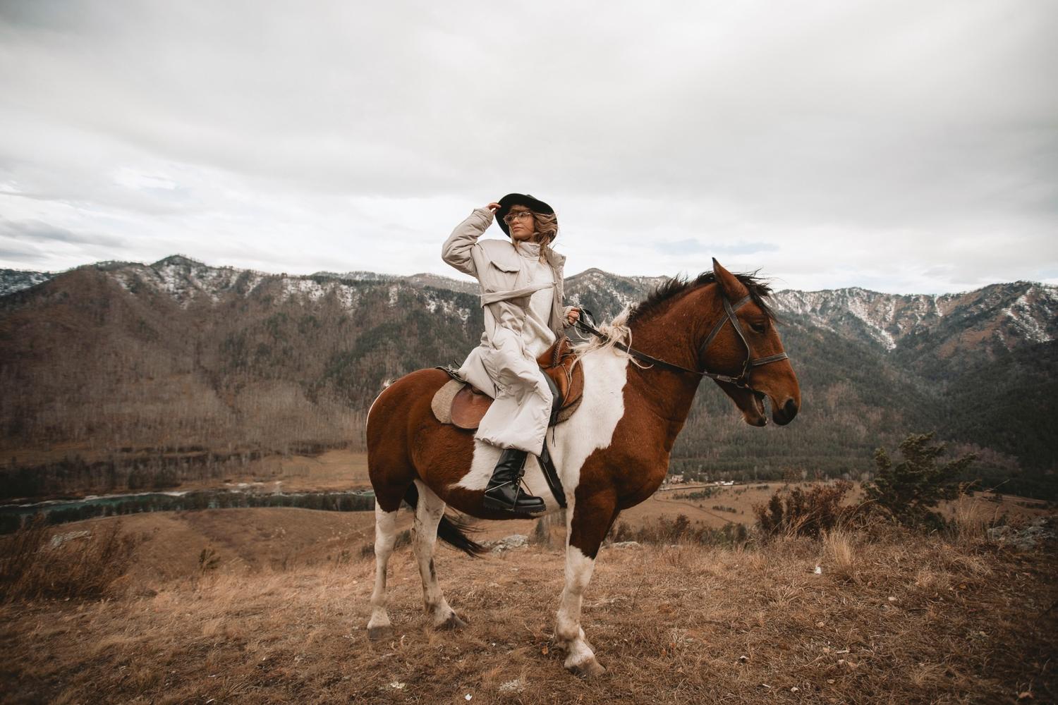 young-blond-woman-riding-a-horse-windy-day-autumn-2026-03-10-22-40-31-utc.jpg